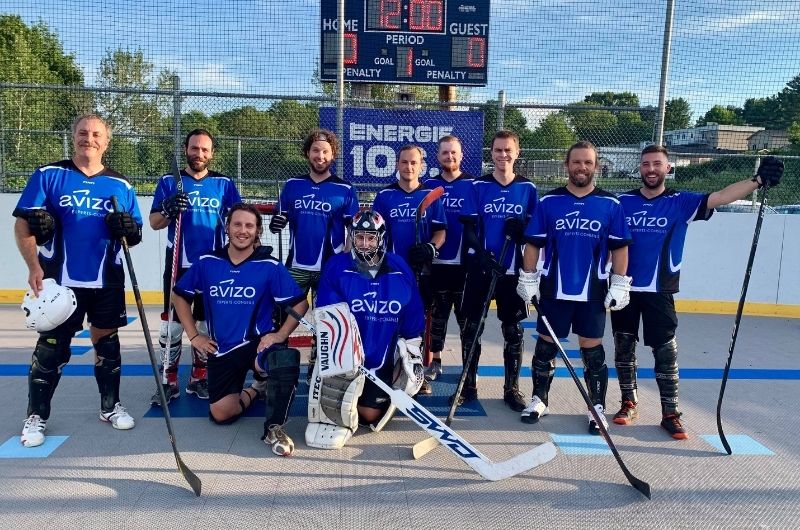 Photo de l'équipe de DEK hockey d'Avizo Experts-Conseils sur la patinoire