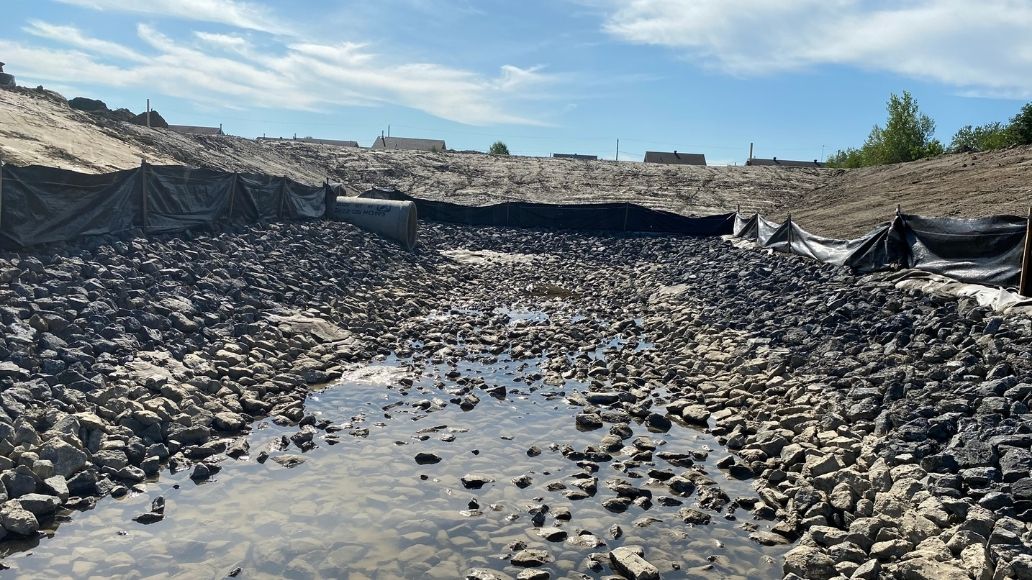 Un bassin de rétention en cours de construction commence déjà a collecter de l'eau de pluie