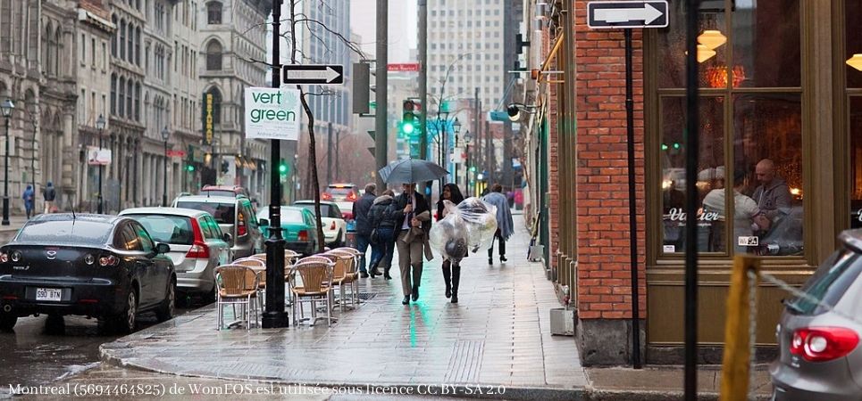 La rue Sainte-Catherine à Montréal sous la pluie