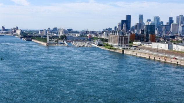 Fleuve Saint-Laurent à la hauteur de Montréal. On voit Le Vieux-Port de Montréal.