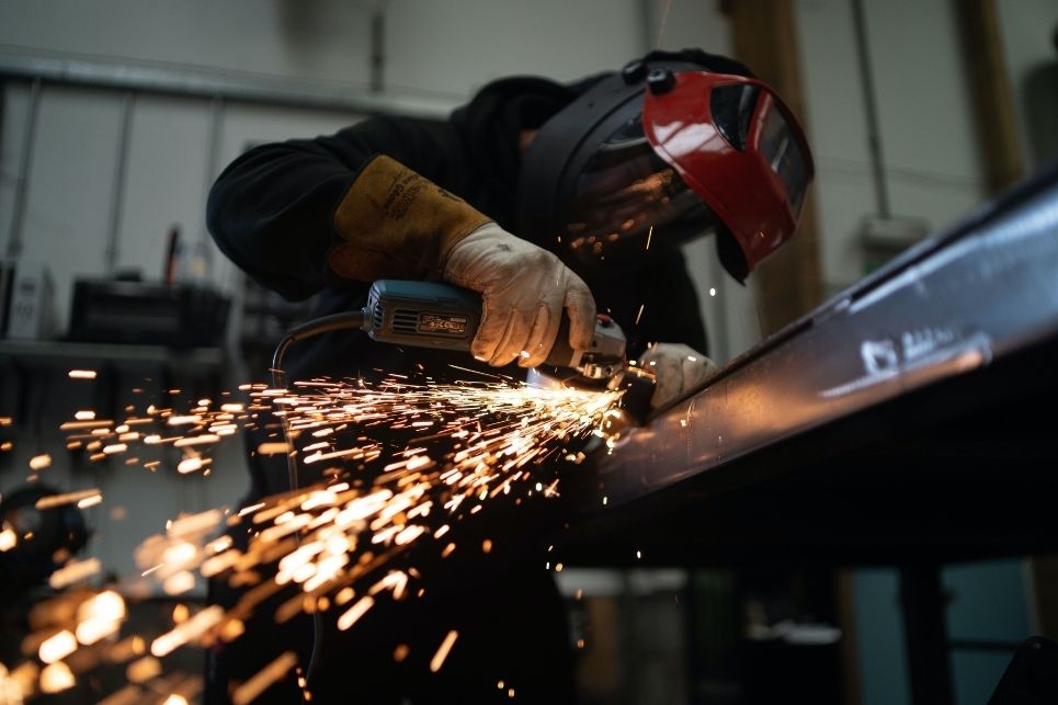 Un employé utilise une meuleuse d'angle