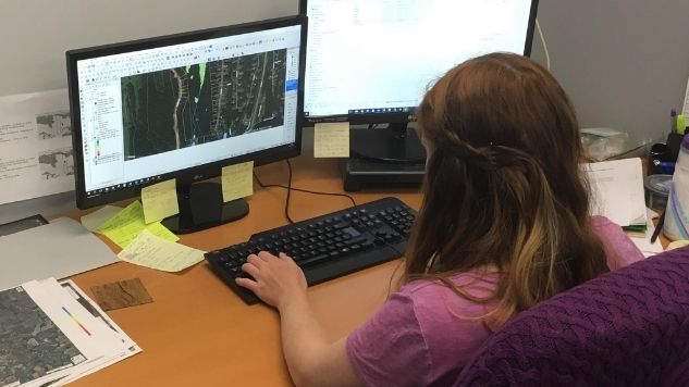 Une conceptrice travaille sur un plan sur son écran d'ordinateur