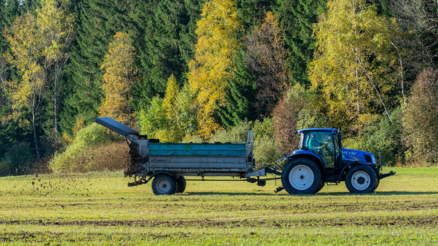 Un tracteur fait l'épandage de matières résiduelles fertilisantes