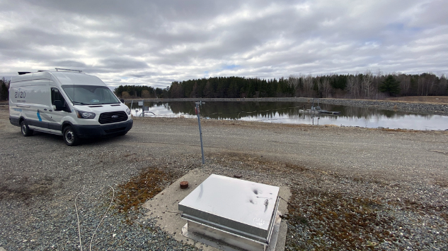 Puis d’observation de l’effluent d’un étang aéré, une camionnette et l’étang aéré