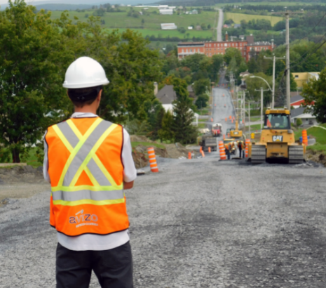 Un Homme Portant Un Casque Se Tient Devant Un Chantier