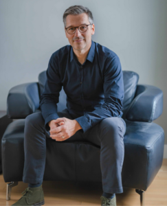 Un homme assis confortablement sur son fauteuil