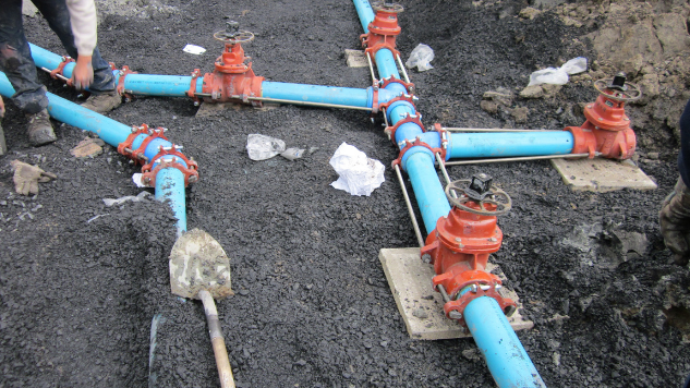 Conduites d'aqueduc et quatre valves sur un chantier routier