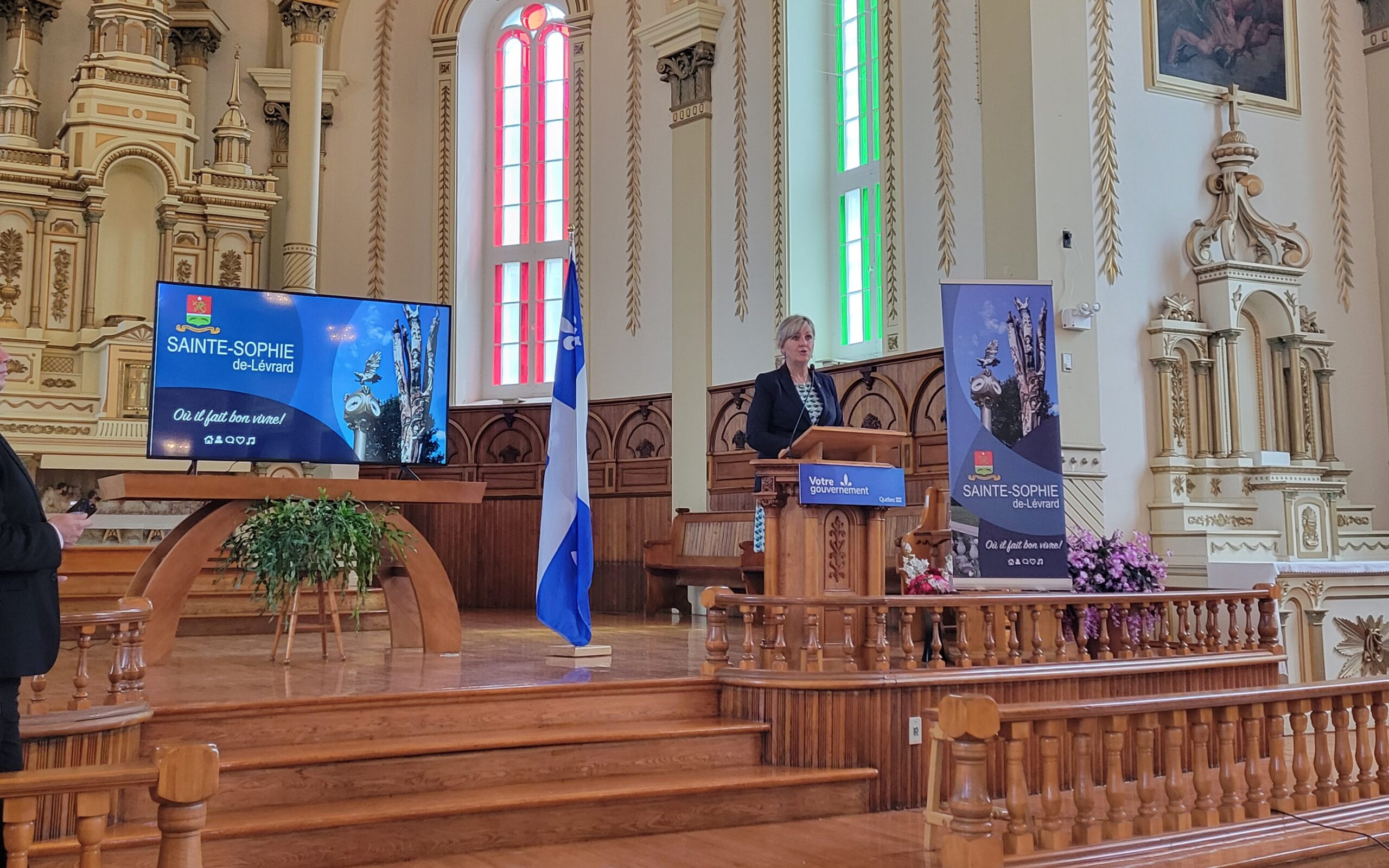 Photo prise le 26 juin 2023, lors de la conférence de presse pour l'inauguration officielle et la première pelletée de terre dans le cadre du projet visant le remplacement de conduites et de chaussées sur plusieurs rues et la construction d’une nouvelle usine d’épuration des eaux usées à Saint-Sophie-de-Lévrard