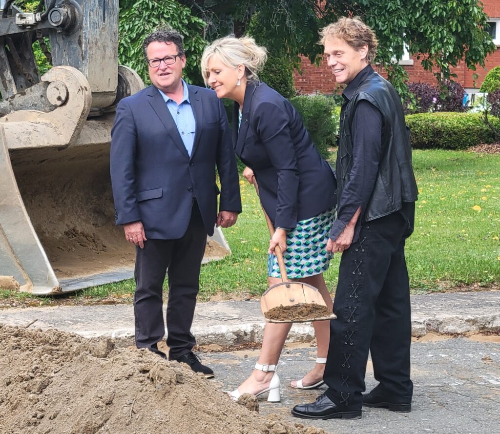 Photo prise le 26 juin 2023, lors de la pelleté de terre pour l'inauguration officielle et la première pelletée de terre dans le cadre du projet visant le remplacement de conduites et de chaussées sur plusieurs rues et la construction d’une nouvelle usine d’épuration des eaux usées à Saint-Sophie-de-Lévrard.
De gauche à droite: Donald Martel, député de Nicolet-Bécancour et adjoint parlementaire du ministre de l’Économie, de l’Innovation et de l’Énergie (volet zones d’innovation); Andrée Laforest, députée de Chicoutimi et ministre des Affaires municipales; Jean-Guy Beaudet, Maire de la municipalité de Sainte-Sophie-de-Lévrard