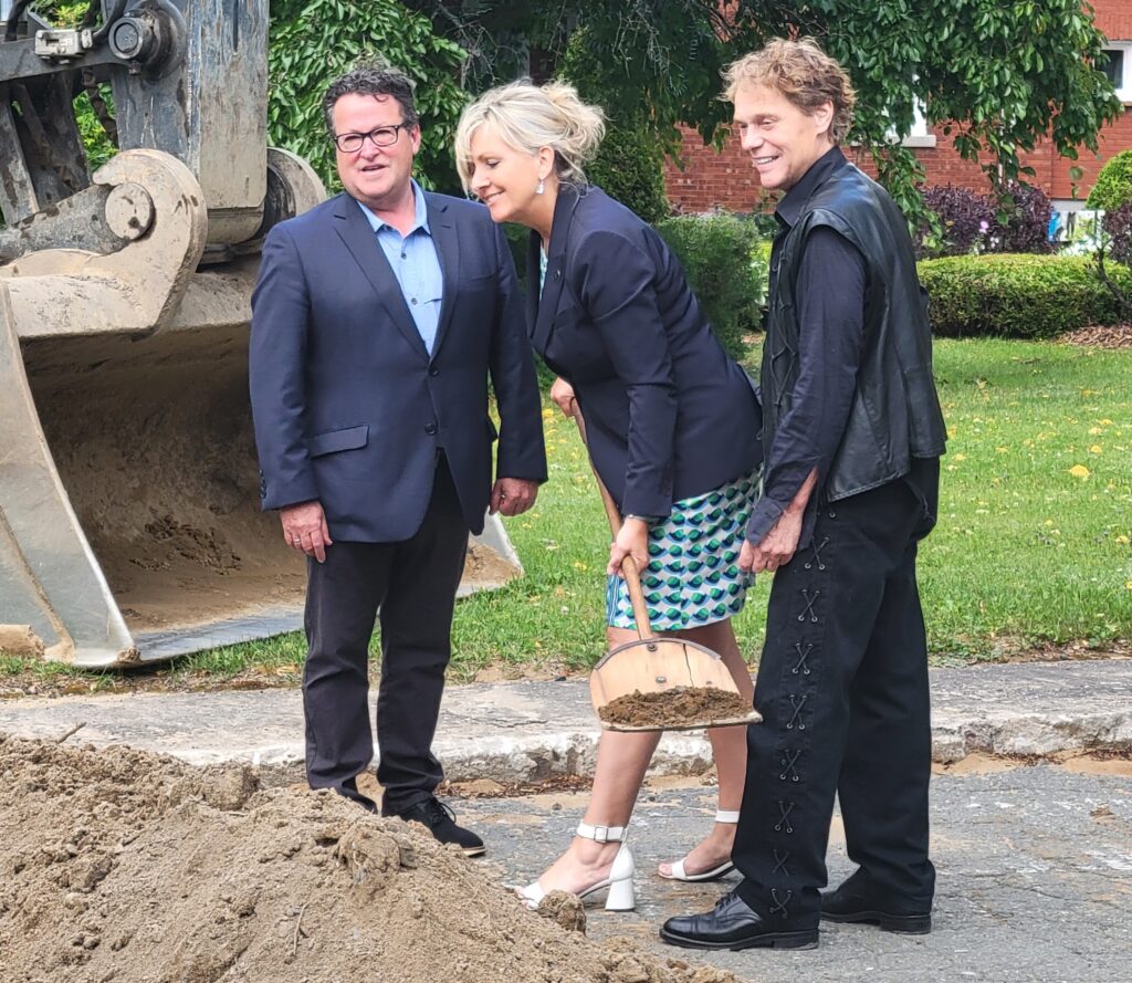 Photo prise le 26 juin 2023, lors de la pelleté de terre pour l'inauguration officielle et la première pelletée de terre dans le cadre du projet visant le remplacement de conduites et de chaussées sur plusieurs rues et la construction d’une nouvelle usine d’épuration des eaux usées à Saint-Sophie-de-Lévrard.
De gauche à droite: Donald Martel, député de Nicolet-Bécancour et adjoint parlementaire du ministre de l’Économie, de l’Innovation et de l’Énergie (volet zones d’innovation); Andrée Laforest, députée de Chicoutimi et ministre des Affaires municipales; Jean-Guy Beaudet, Maire de la municipalité de Sainte-Sophie-de-Lévrard