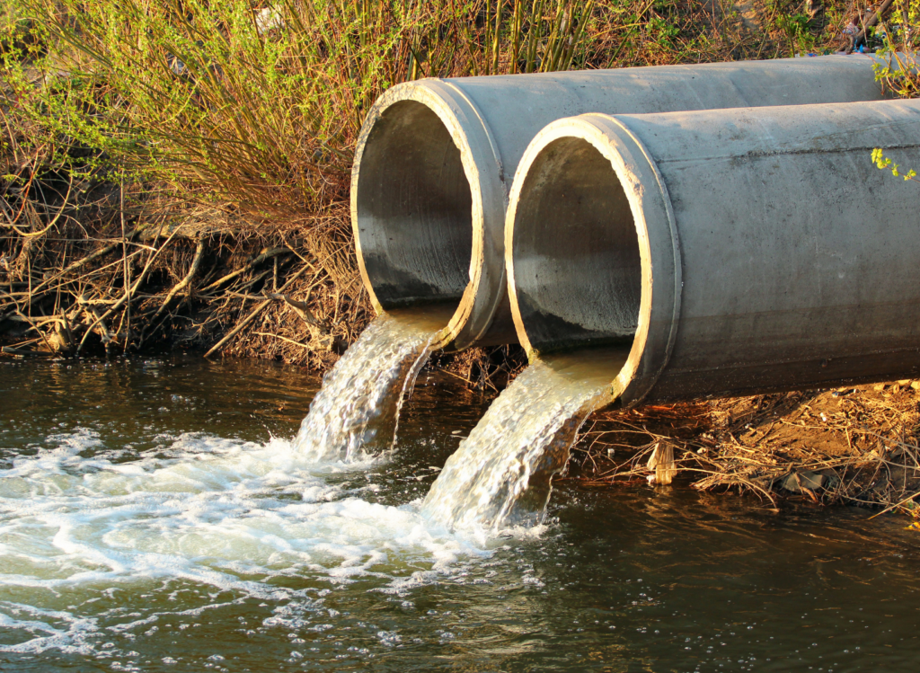 Rejets d'eau usées dans une rivière