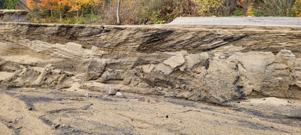 Dépôts de sable du 1er mai, en partie érodés par les crues subséquentes