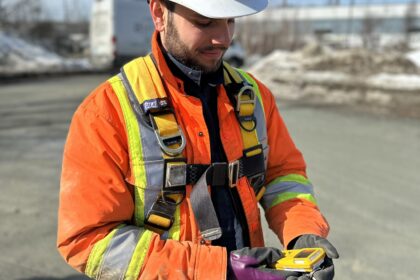 Stagiaire en environnement sur un chantier avec équipement de protection