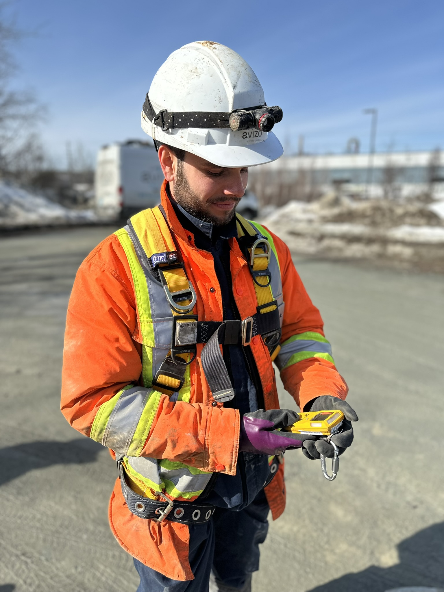 Stagiaire en environnement sur un chantier avec équipement de protection