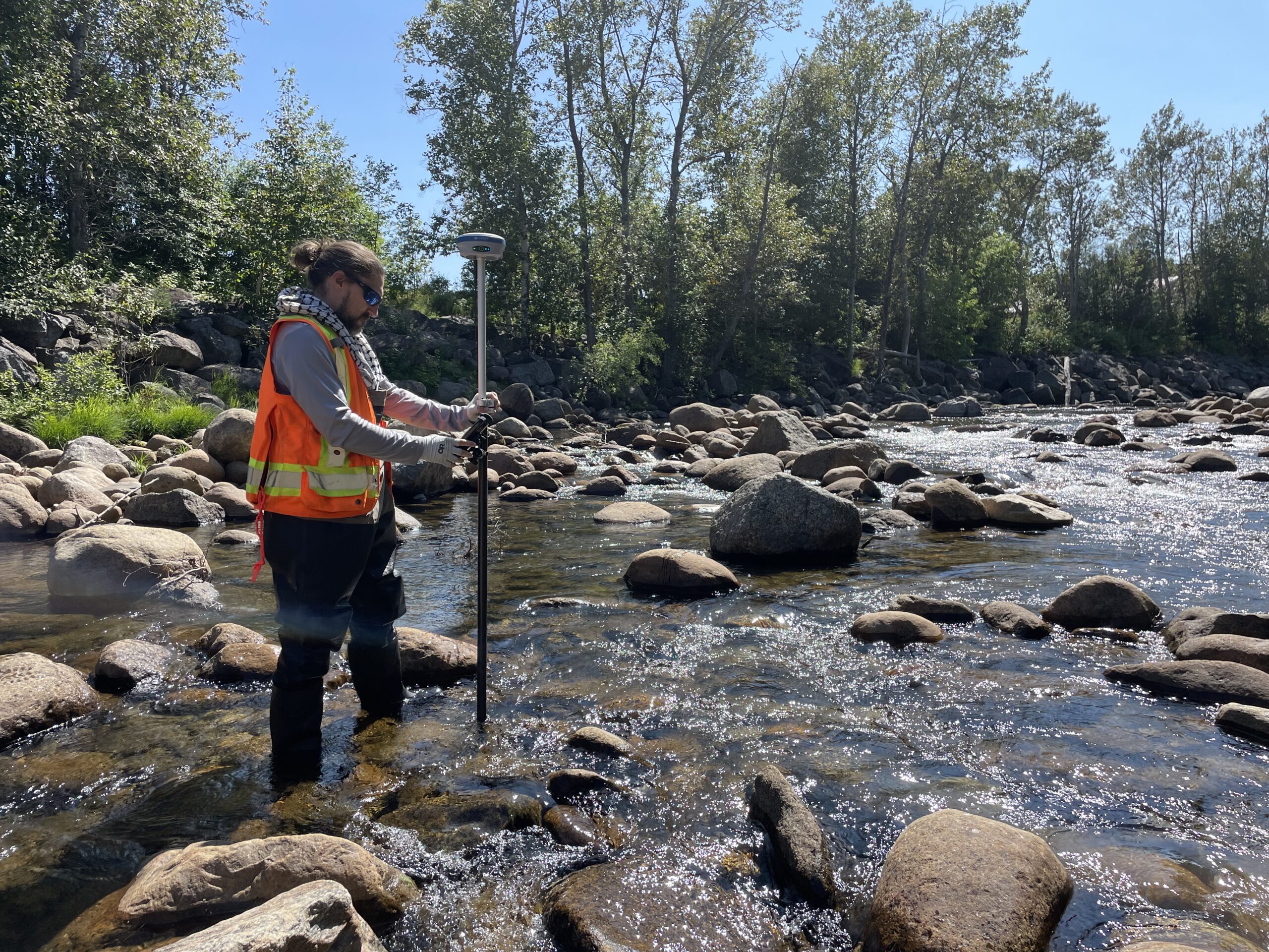 relevé GPS en rivière lors d'une étude hydrogéomorphologique