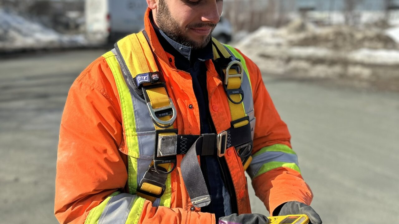 Technicien Avizo en équipement de sécurité inspectant un détecteur de gaz H2S sur le terrain