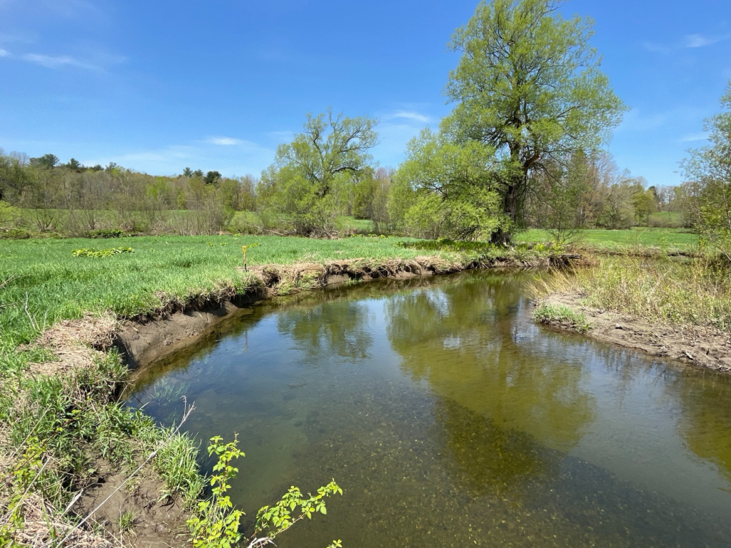 Espace de bon fonctionnement d'un cours d'eau montrant l'érosion en plaine inondable