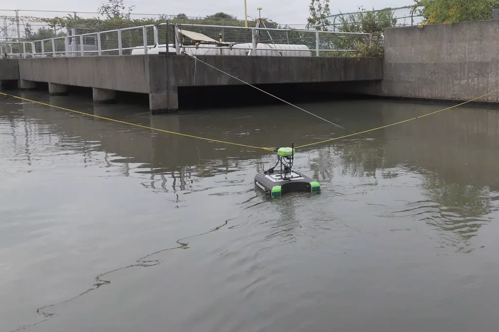 ADCP sur plateforme flottante utilisé pour vérifier l'exactitude des débitmètres d'une station d'épuration